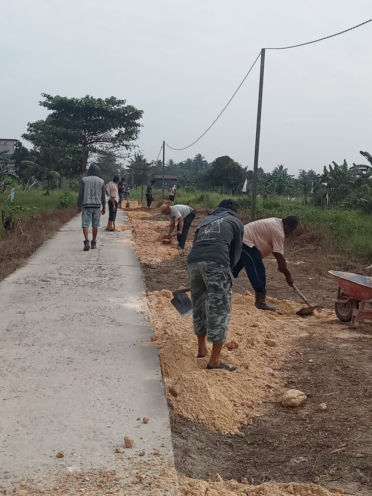 Gotong Royong Membersikan Jalan Masuk Sumber Mas RT 05