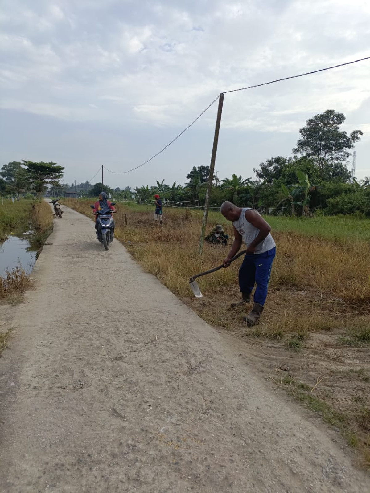 Gotong Royong membersihkan Rumput diJalan RT 05