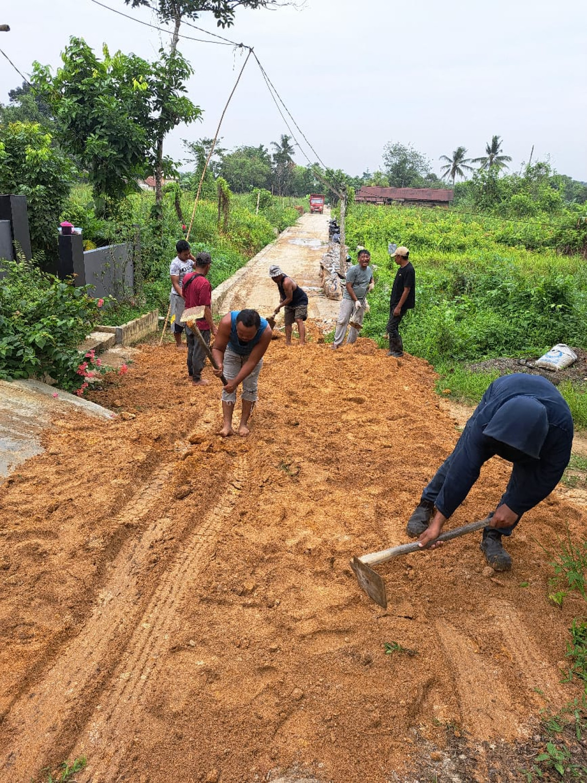 gotong royong pengurukan jalan rt 06