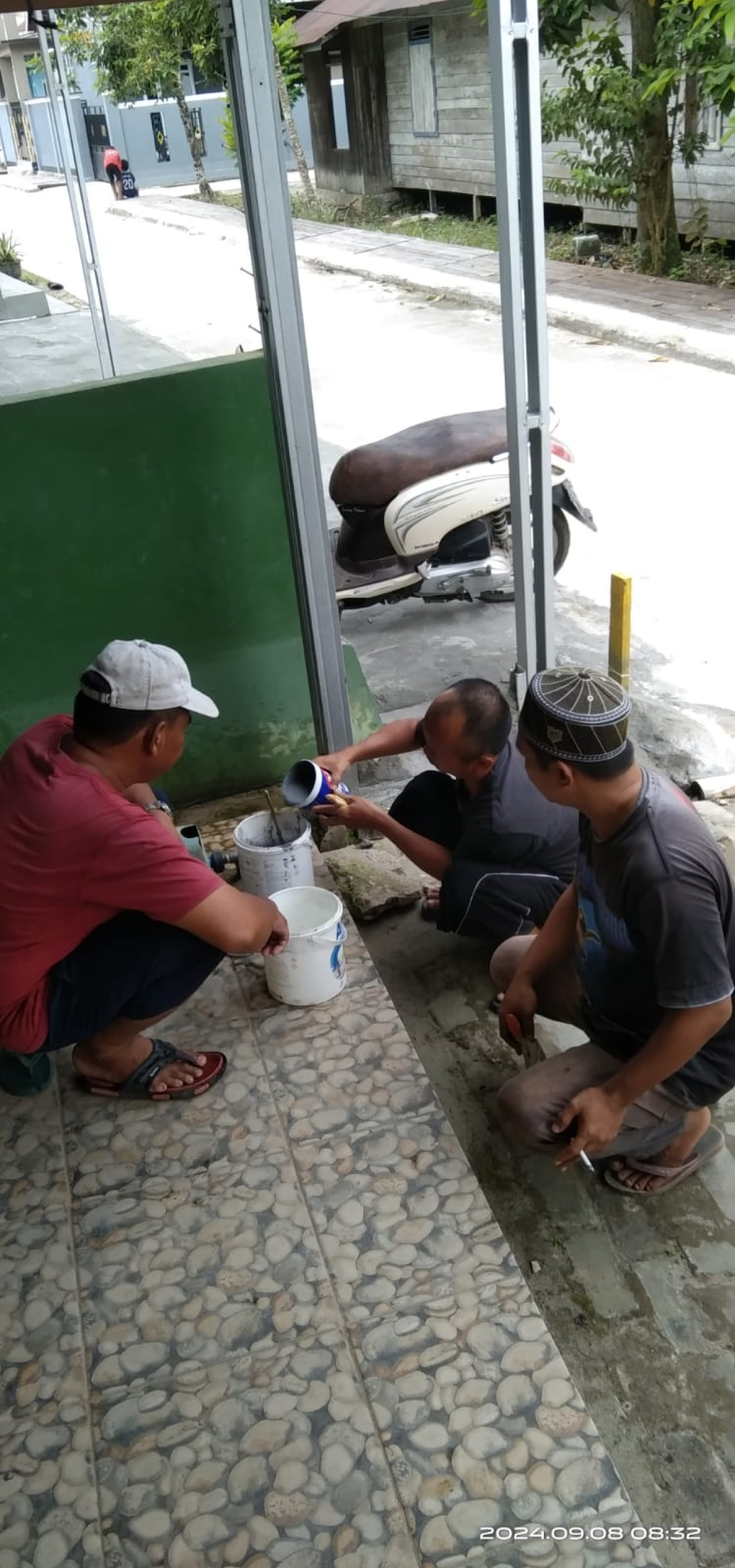 Gotong Royong Pembersihan Musholla RT 07