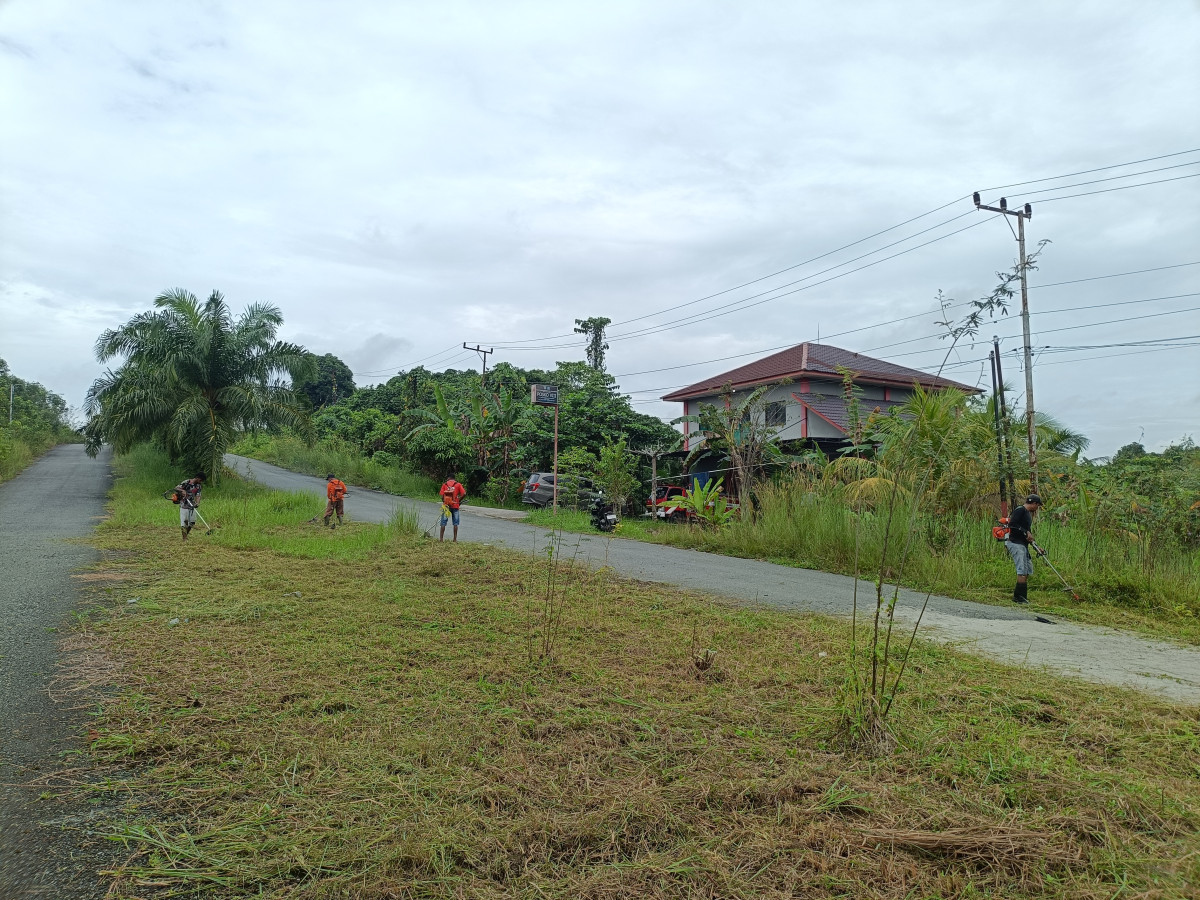 gotong royong rutin warga pelita8 RT 08 Kel pulau atas