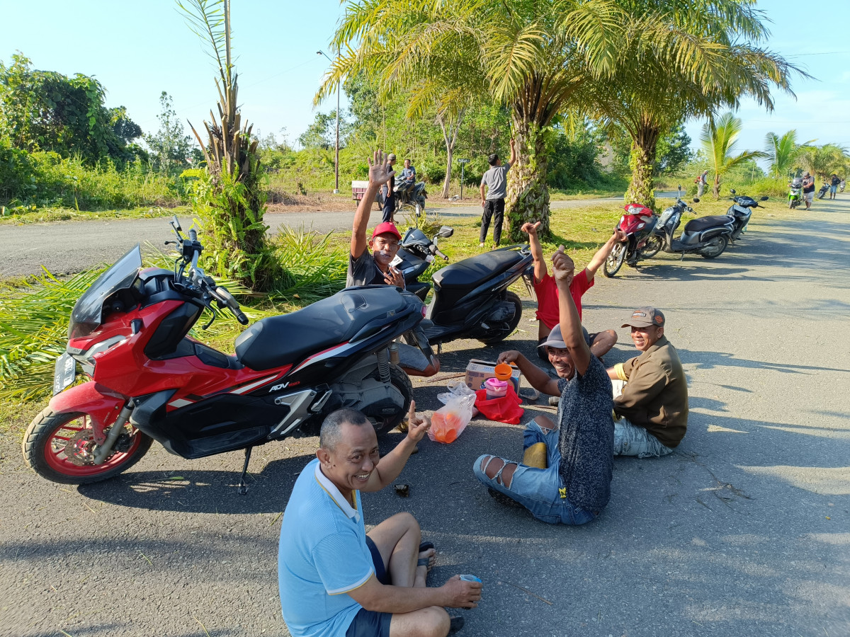 Gotong royong membersihkan lingkungan Perum.korpri pelita8 Blok A3