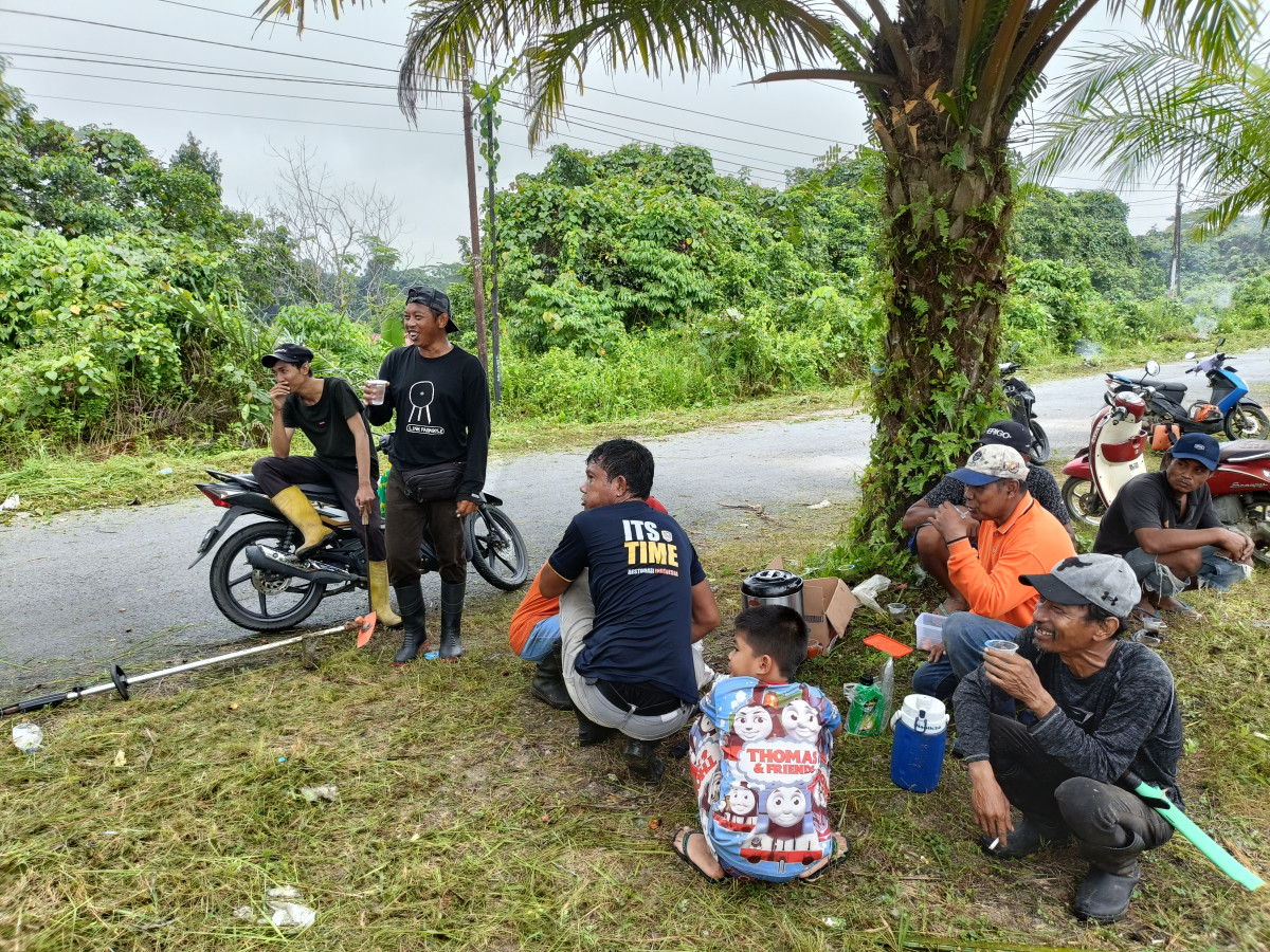 Gotong royong rutin warga RT 08 perum korpri pelita 8