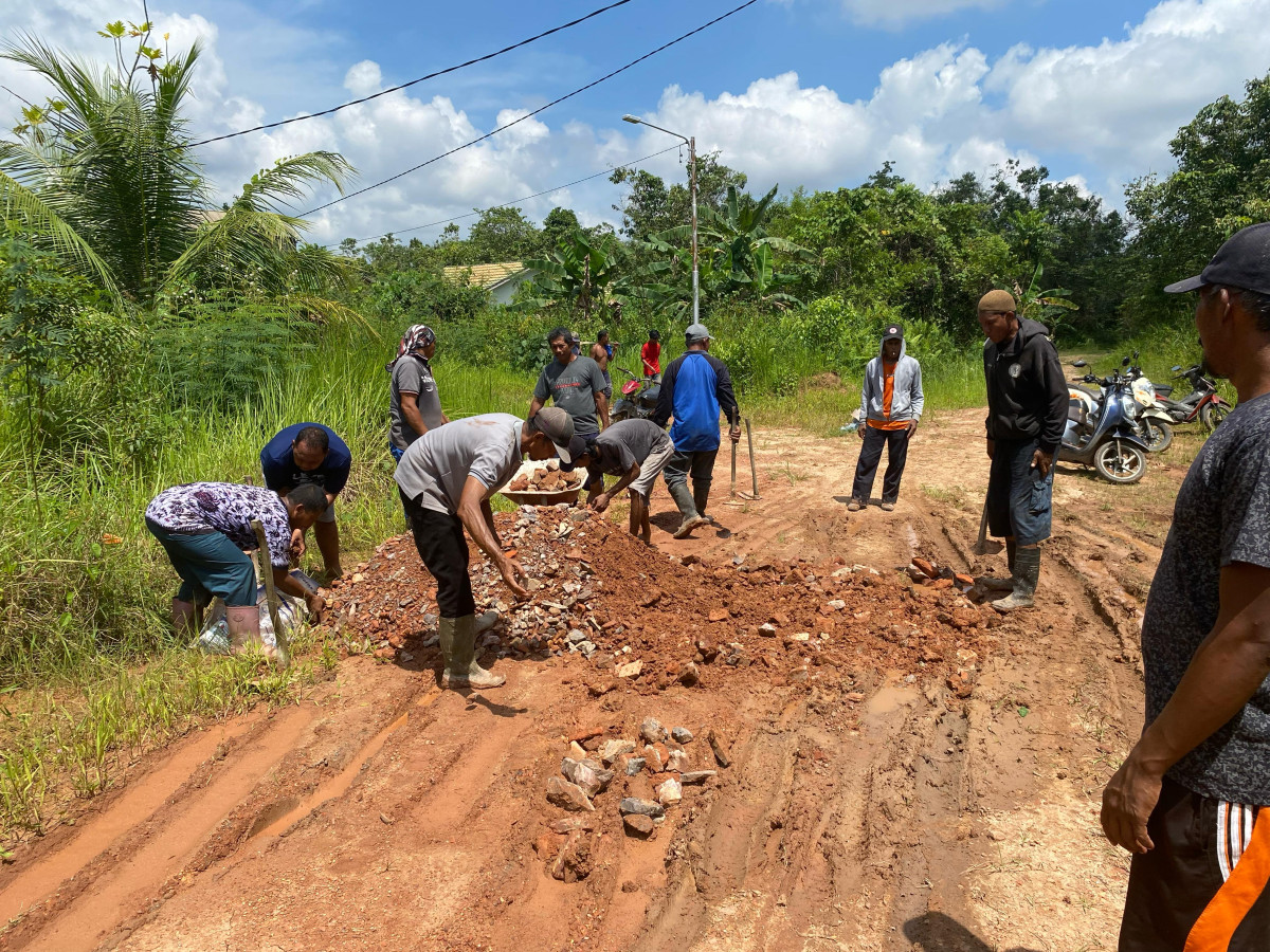 Gotong royong rutin warga perum korpri pelita 8 pulau atas