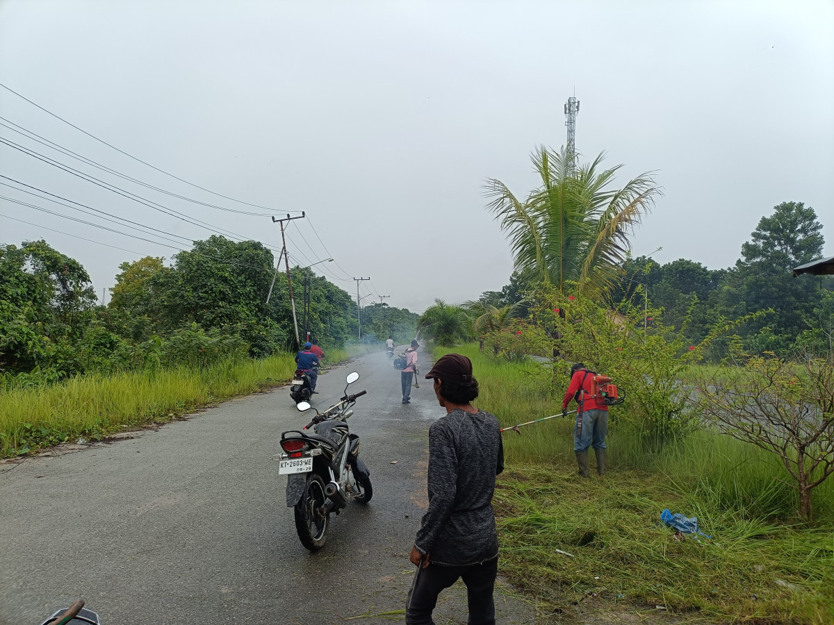 Gotong royong rutin warga perum korpri pelita8 RT 08 kel.pulau atas