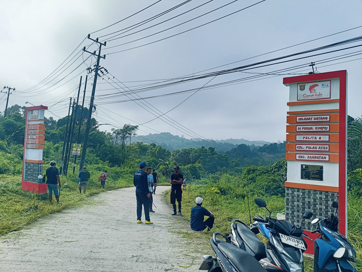 Gotong royong rutin warga perum korpri pelita 8 pulau atas