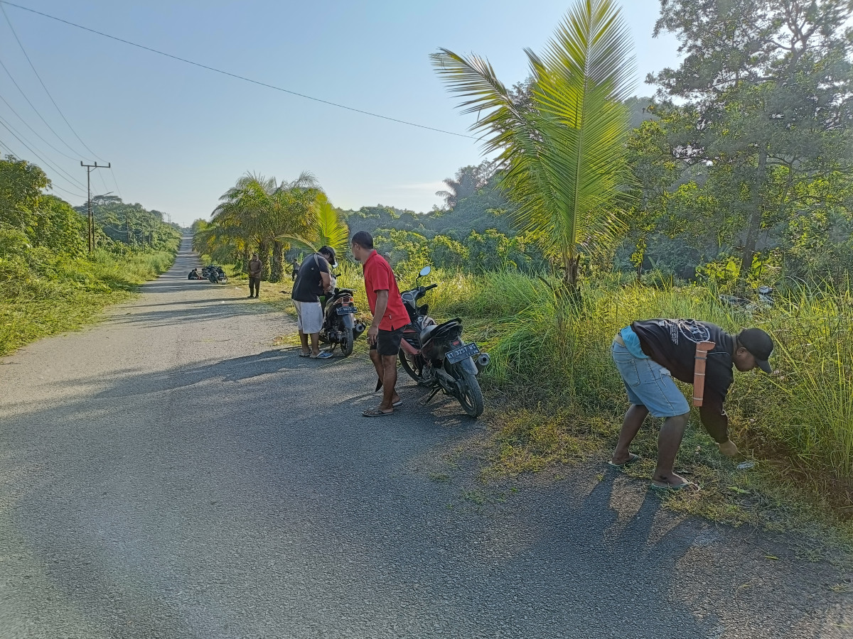 Pembersihan lingkungan Pelita8 sepanjang jl.Poros