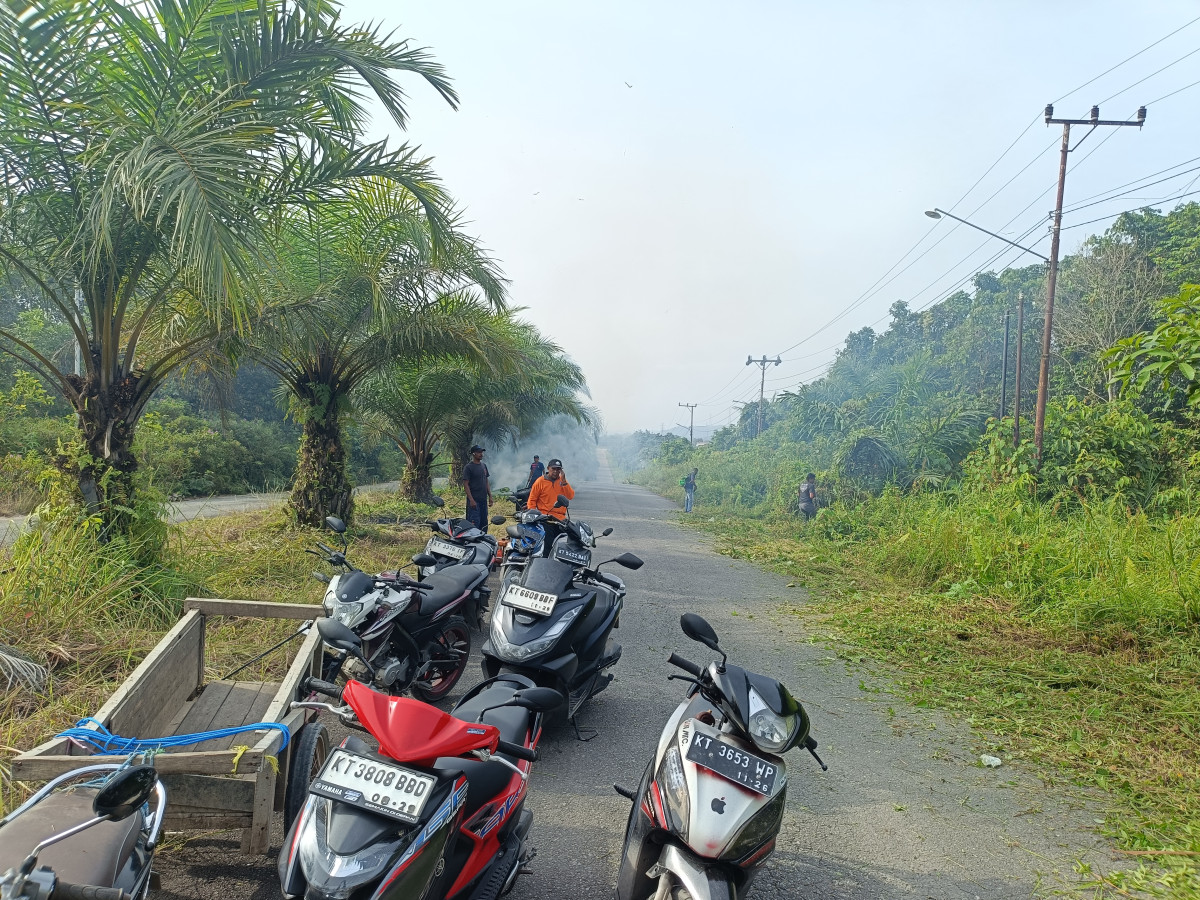 Gotong royong rutin warga perum korpri pelita8 RT 08 Kel Pulau atas