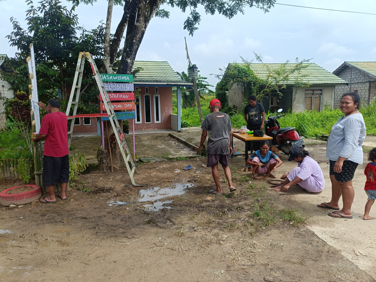 Gotong royong menata lingkungan perum korpri pelita 8 blok A2&A3
