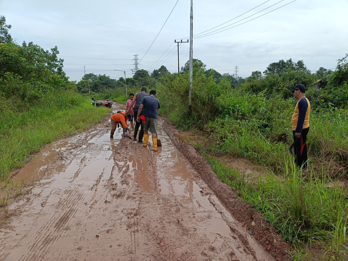 gotong royong rutin warga perum korpri pelita8 RT 08 kel.pulau atas