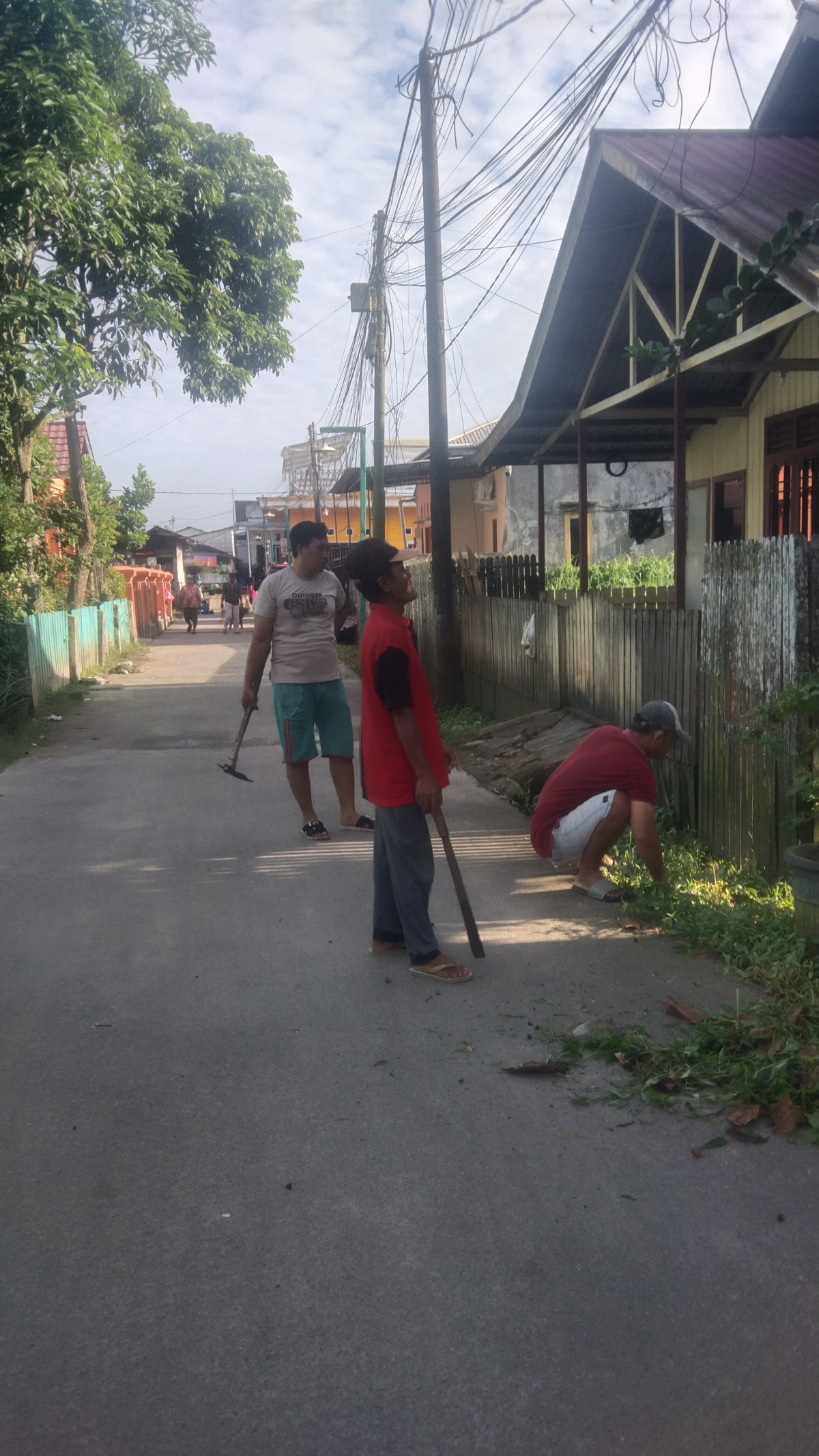 Gotong royong pembersihan lingkungan