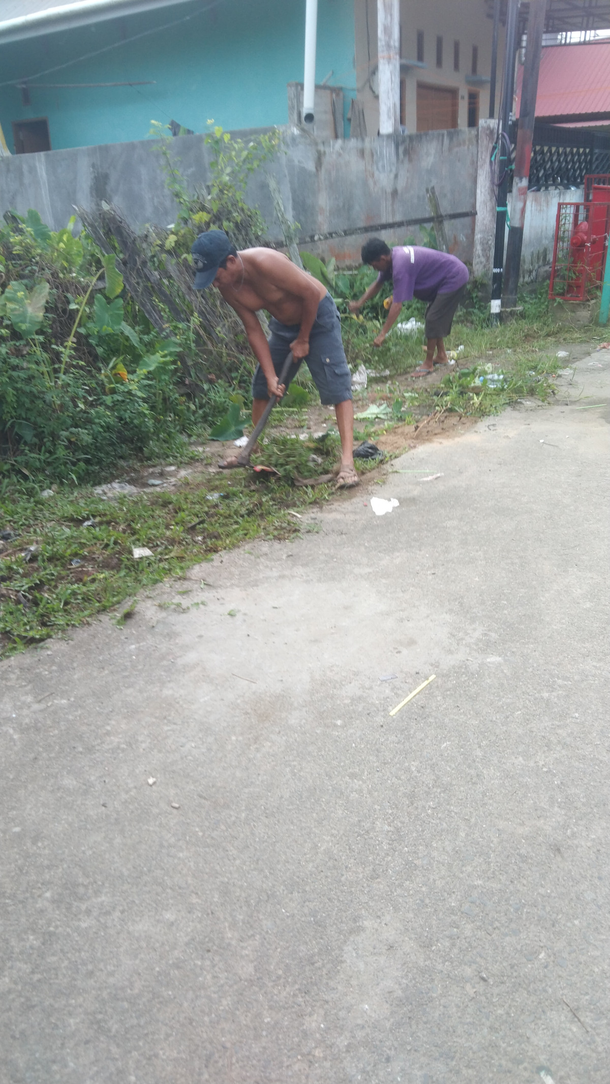 Gotong royong membersihkan sampah-sampah