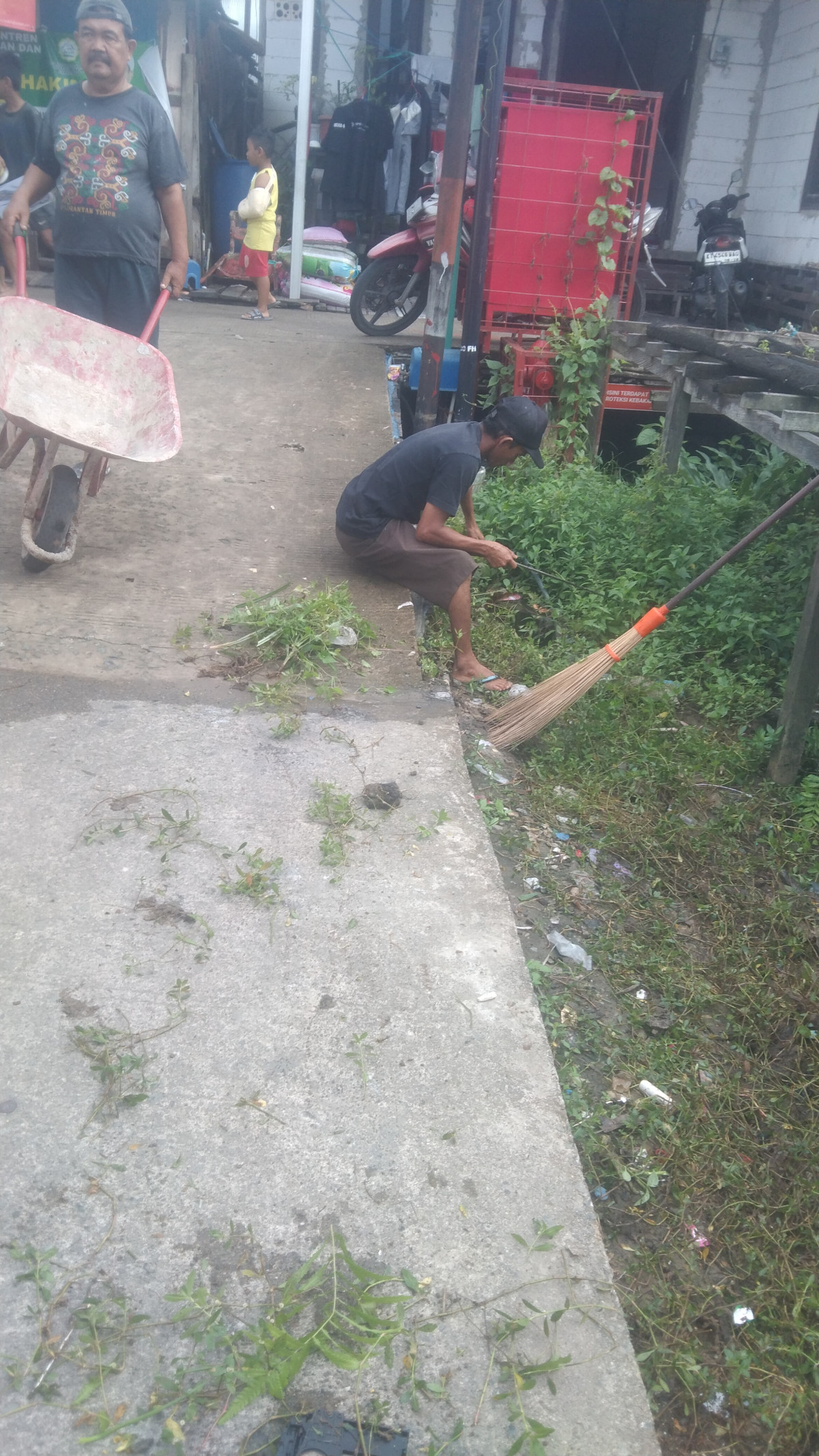 Pembersihan sampah sampah dan rumput liar