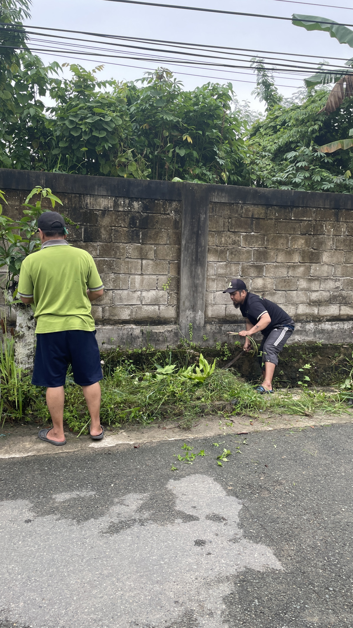 Kerja bakti membersihkan GG Titian