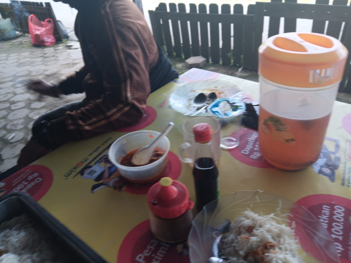 Kerja Bakti membersihkan lingkungan