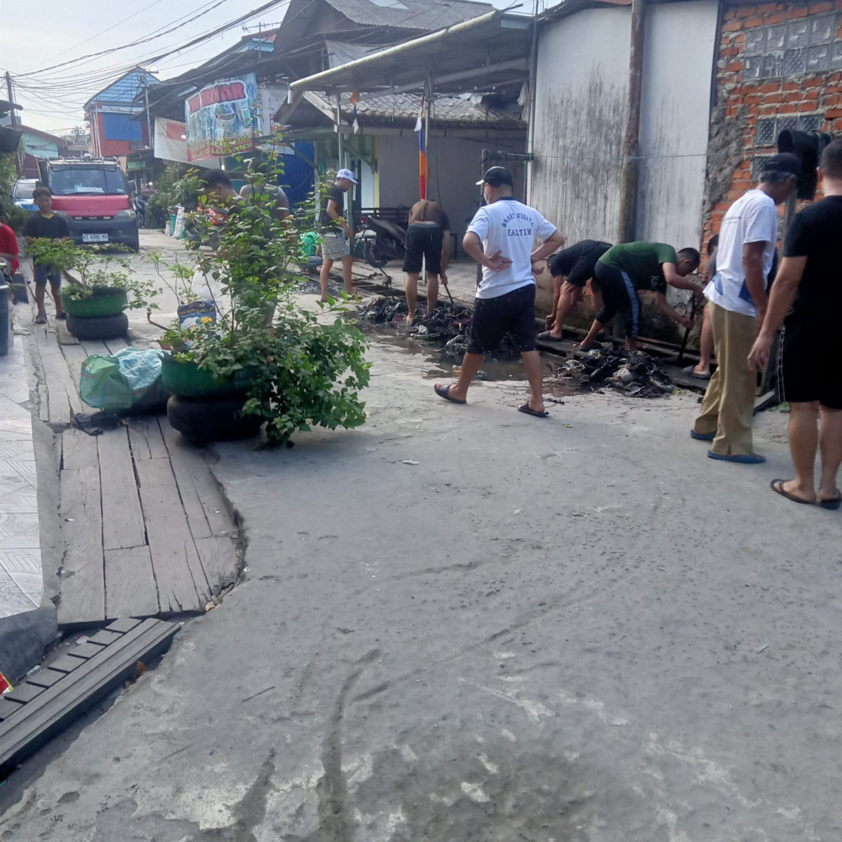kerja bakti / hasan basri gg. 2