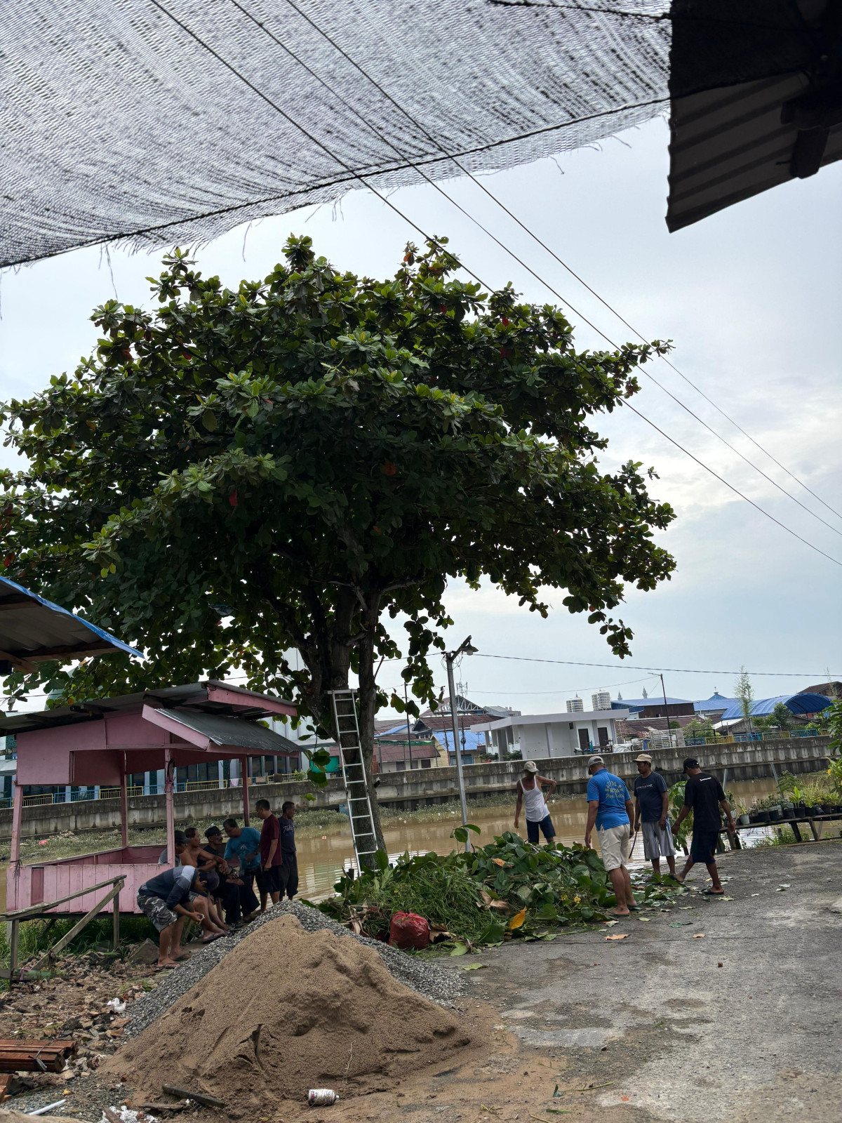Gotong royong serentak warga RT 27