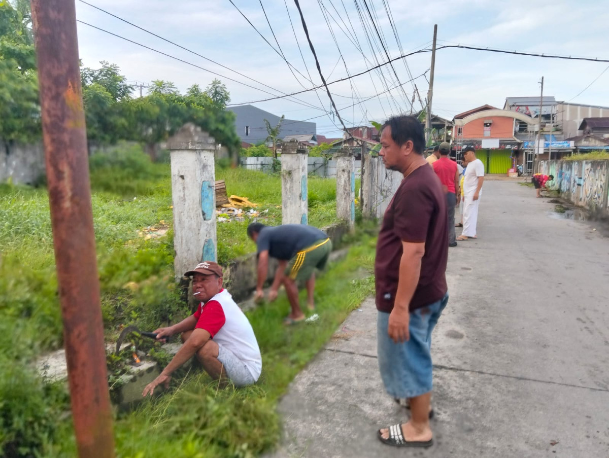 Kerja bakti di jl. Reformasi