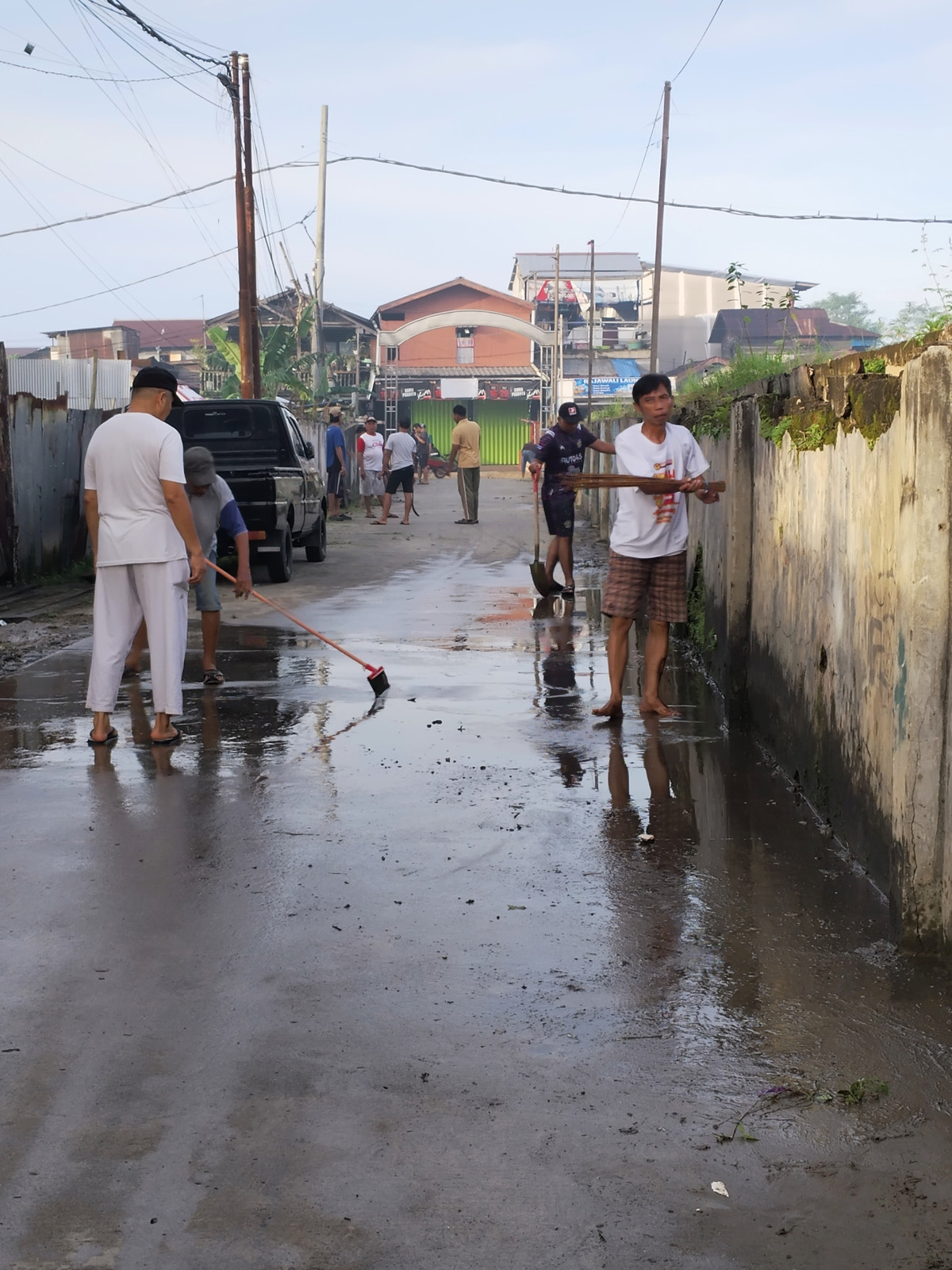 Pembersihan rumput-rumput dan parit di sepanjang jl. Poros Kh. Samanhudi arah ex. Temindung