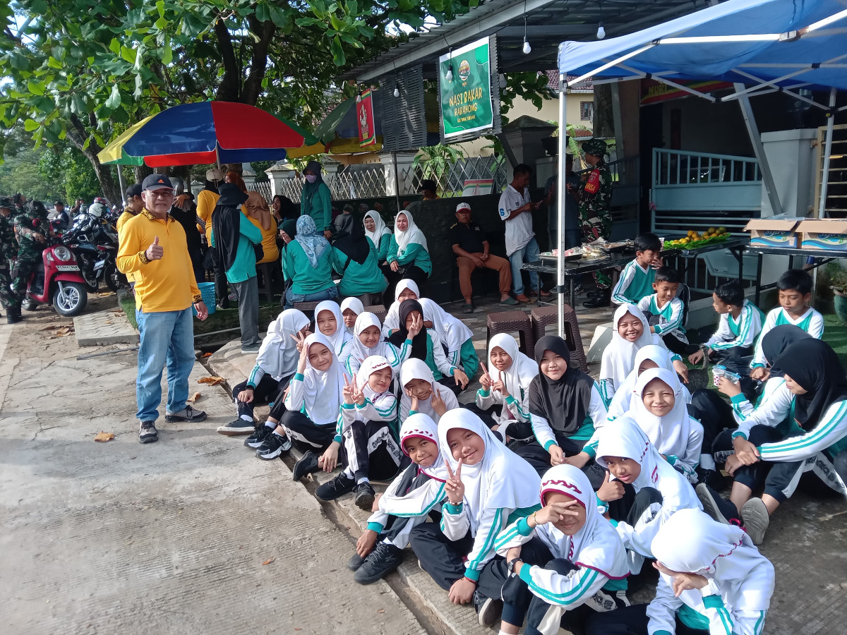 Kerja bakti di jl.katamso dan Ade Irma suryani