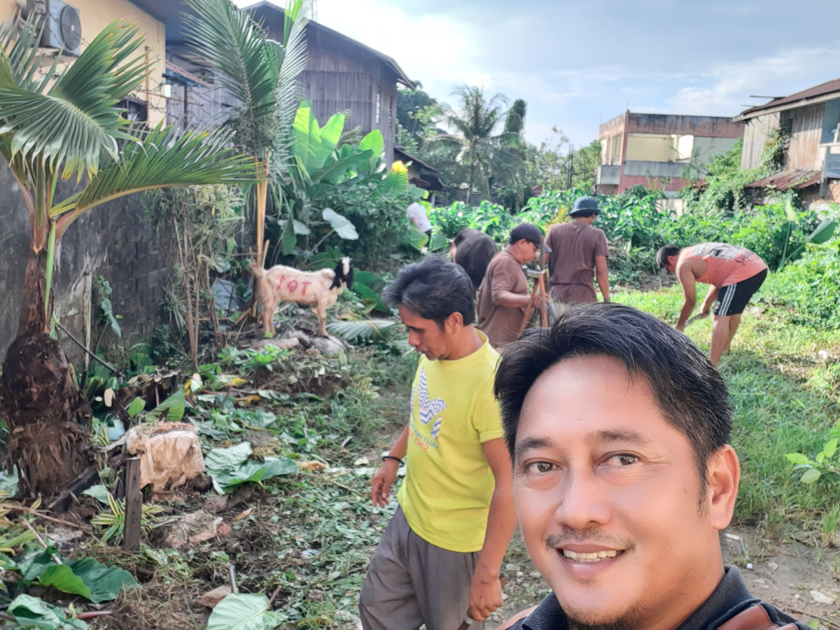 Kerja bakti bersihkan lingkungan