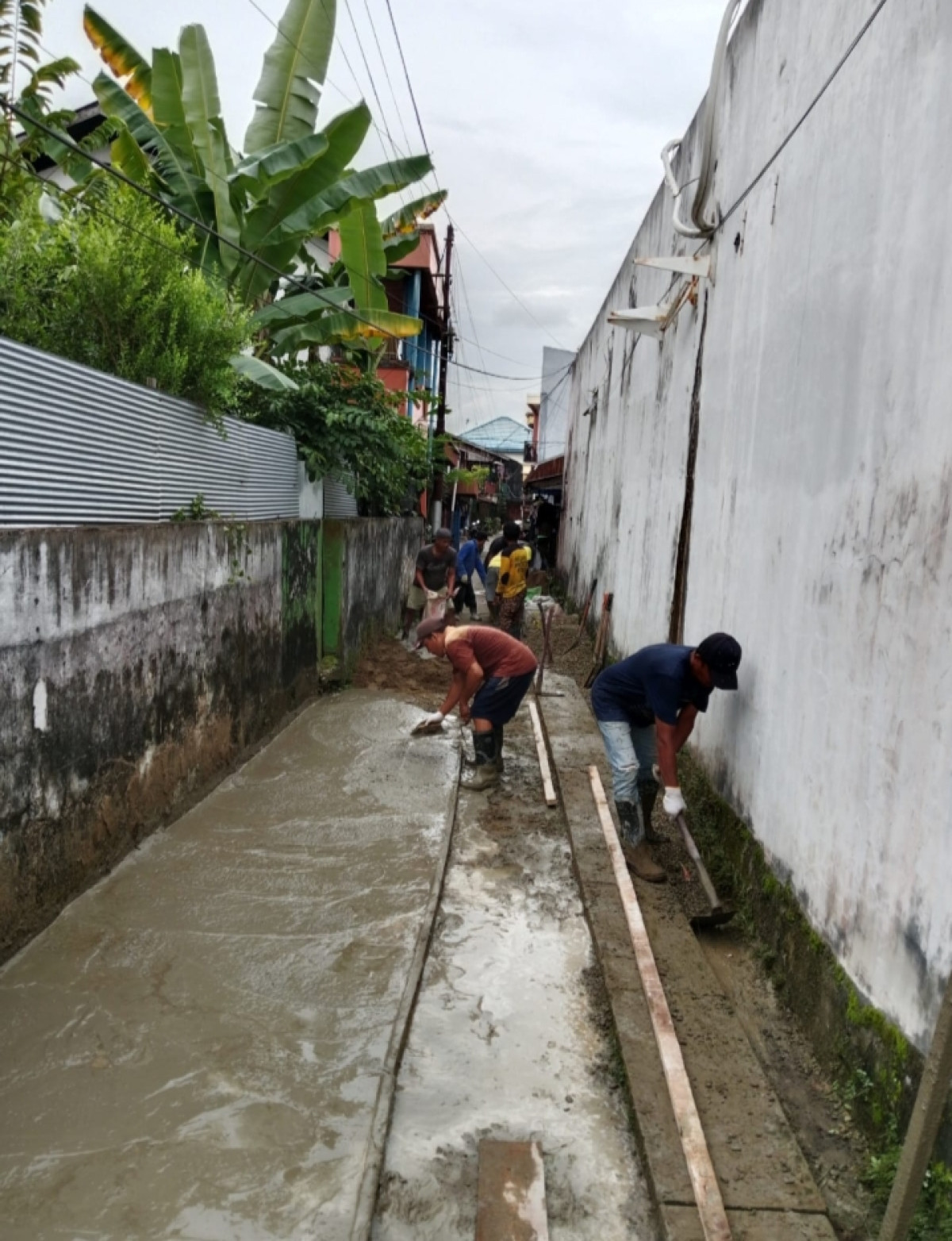 Gotong royong dan semen jalan di gg mawar
