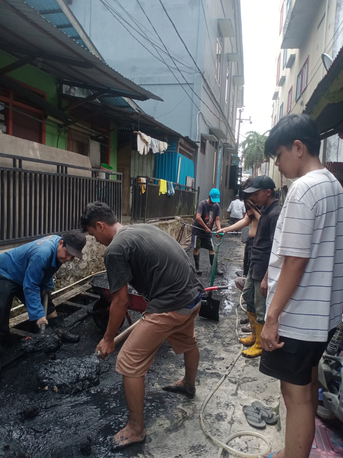 Gotong royong Pembersihan jalan dan paret di gg cempaka rt06