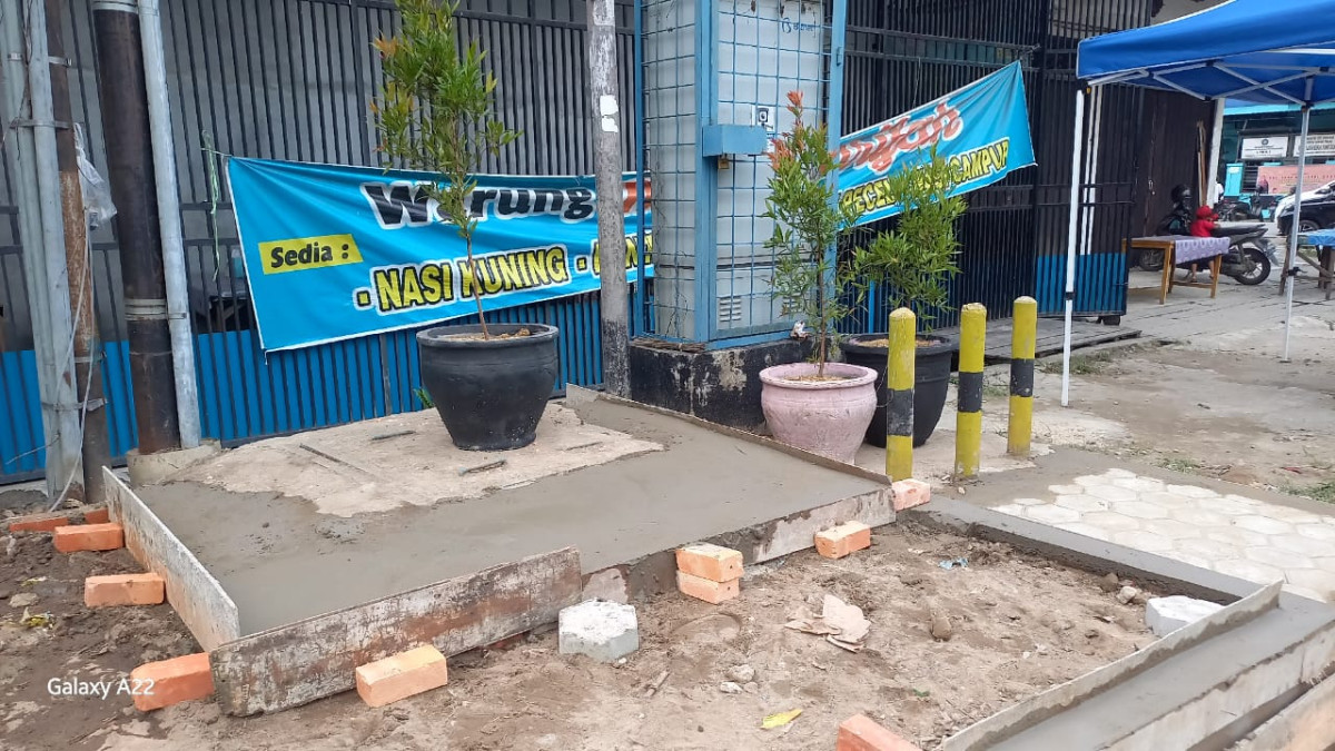 Membersihkan lingkungan