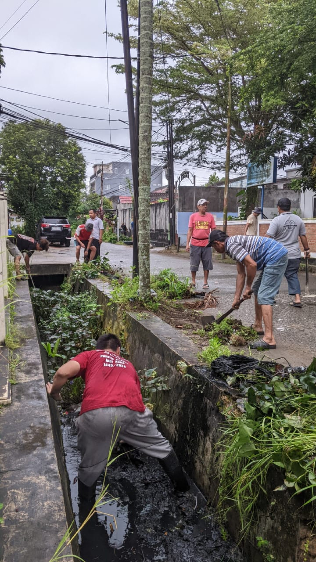 Bersihkan parit
