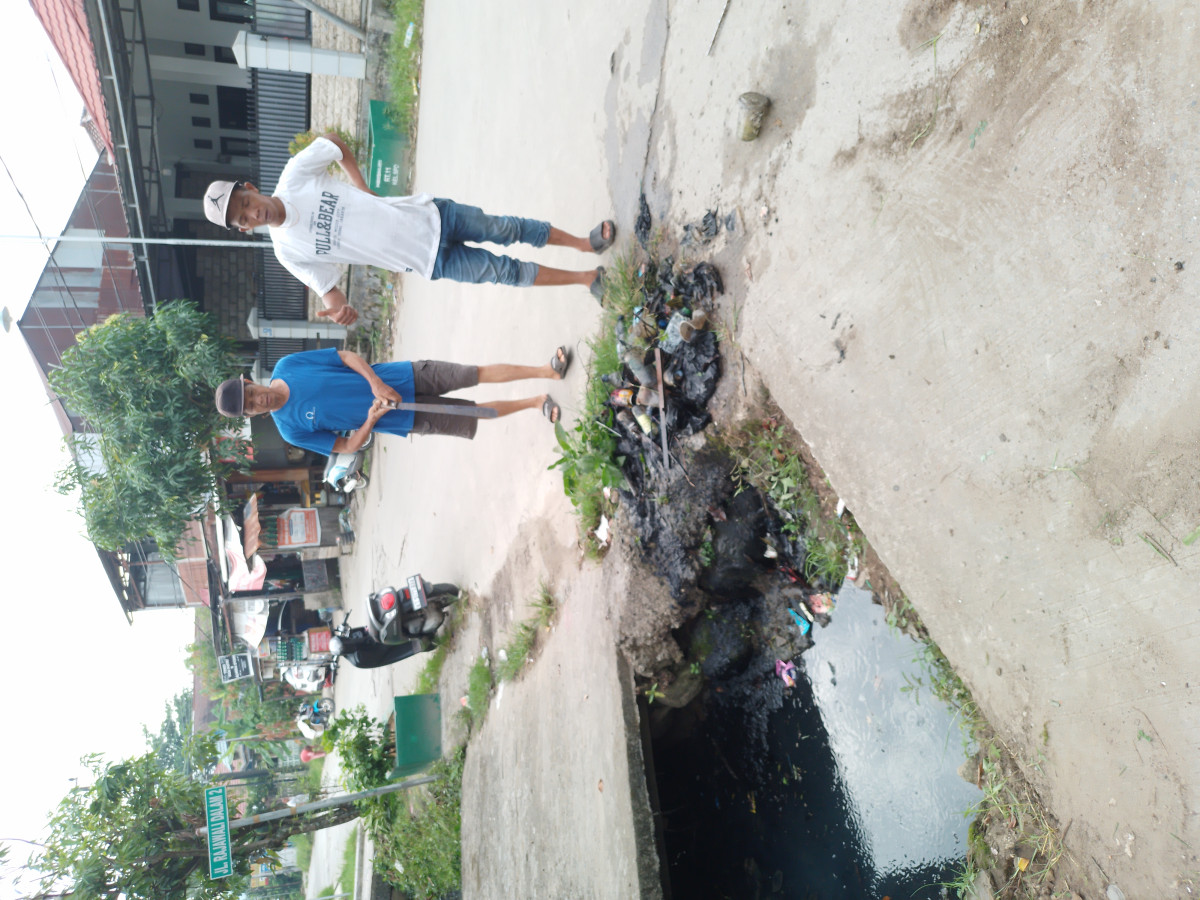 Gotong royong menebang pohon