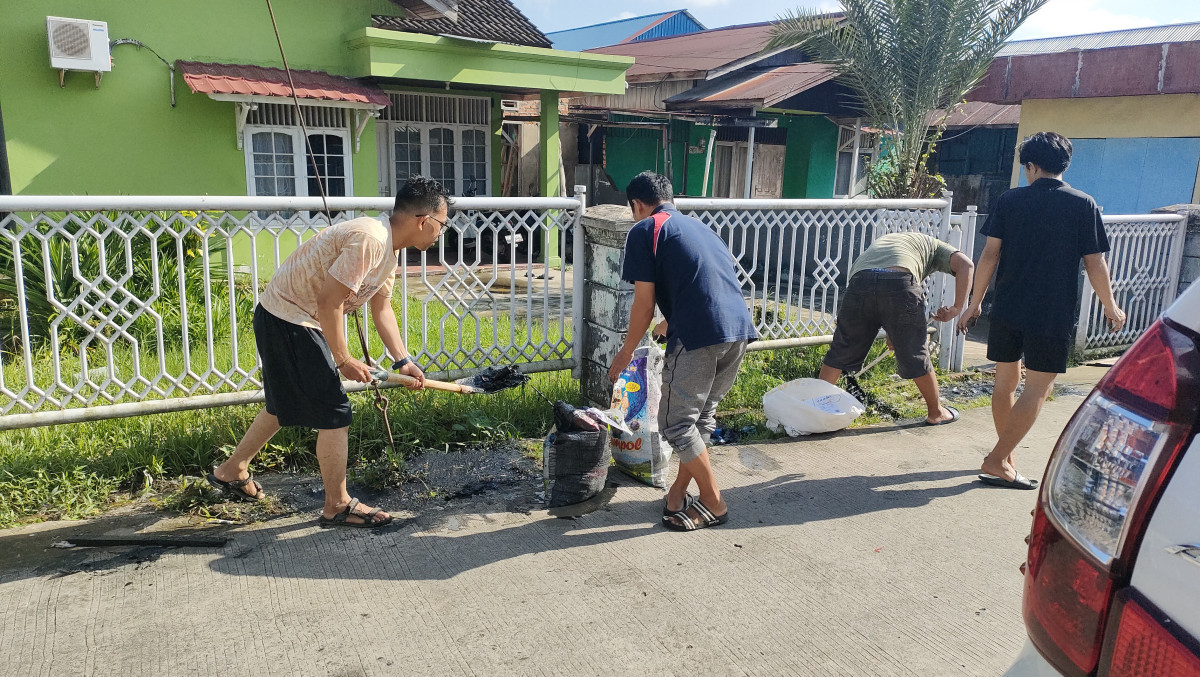 gotong royong di RT.13 kelurahan sungai pinang dalam