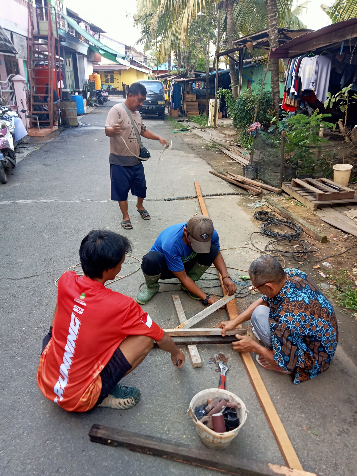 Bersihkan parit