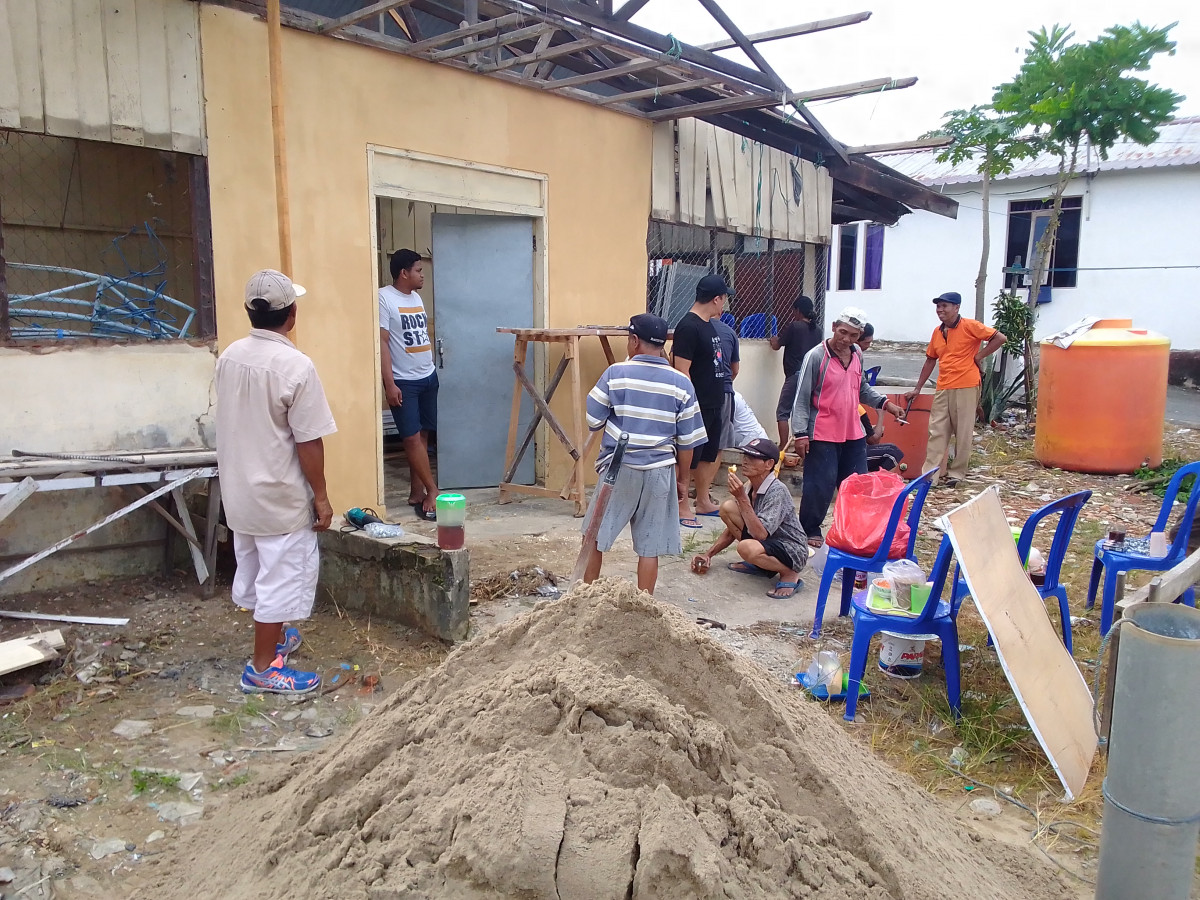 Kerja bakti pembersihan lapangan