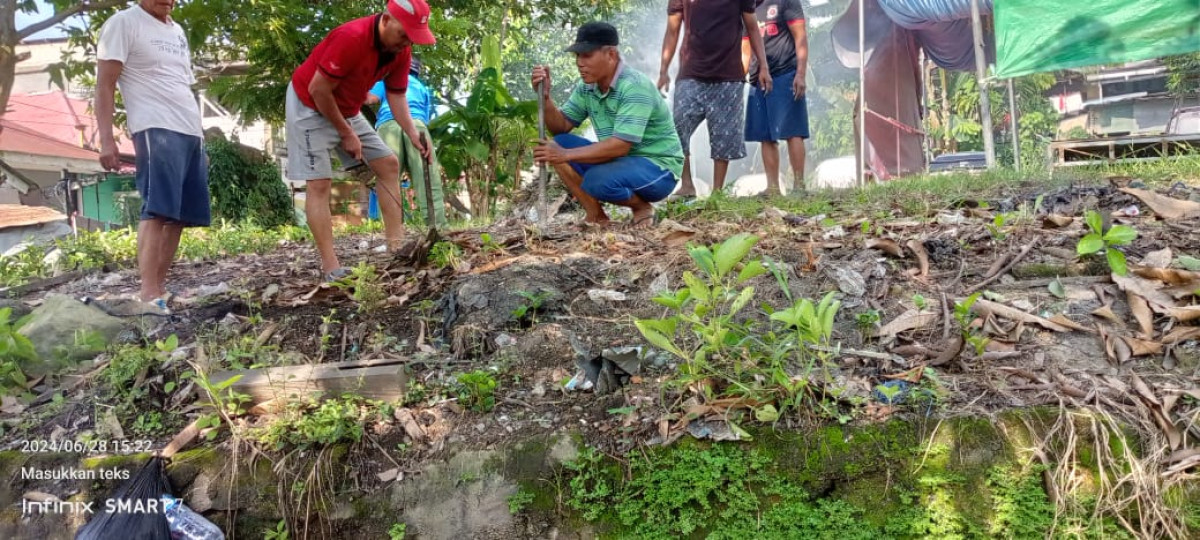 Membersihkan lapangan di area rt.25