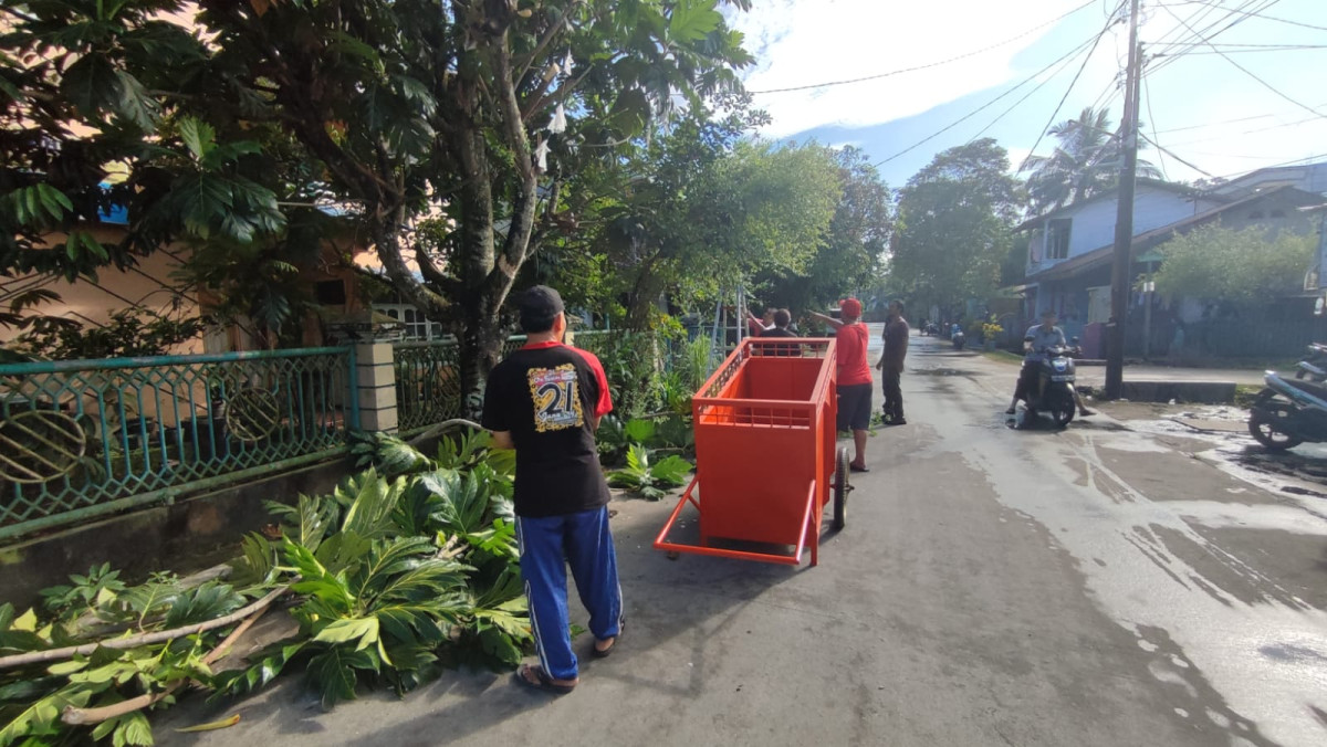 Kerja Bakti disekitaran jalan Nusantara 2