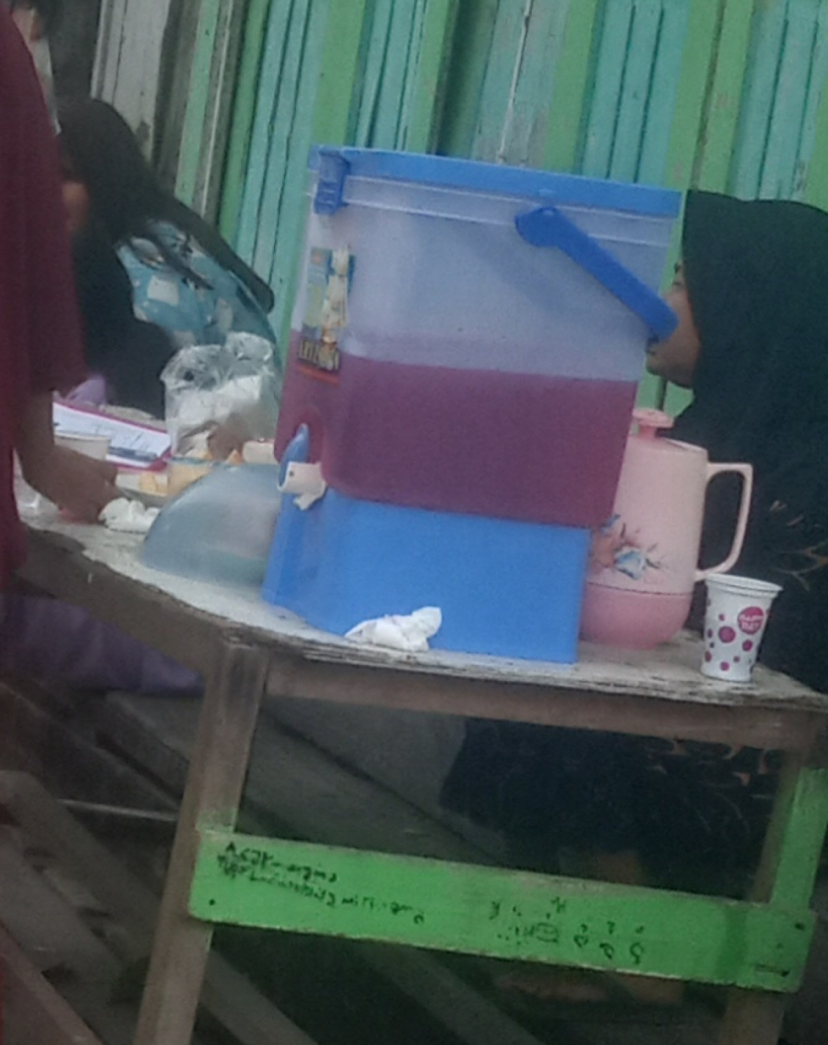 Potong pohon yg kena kabel pln