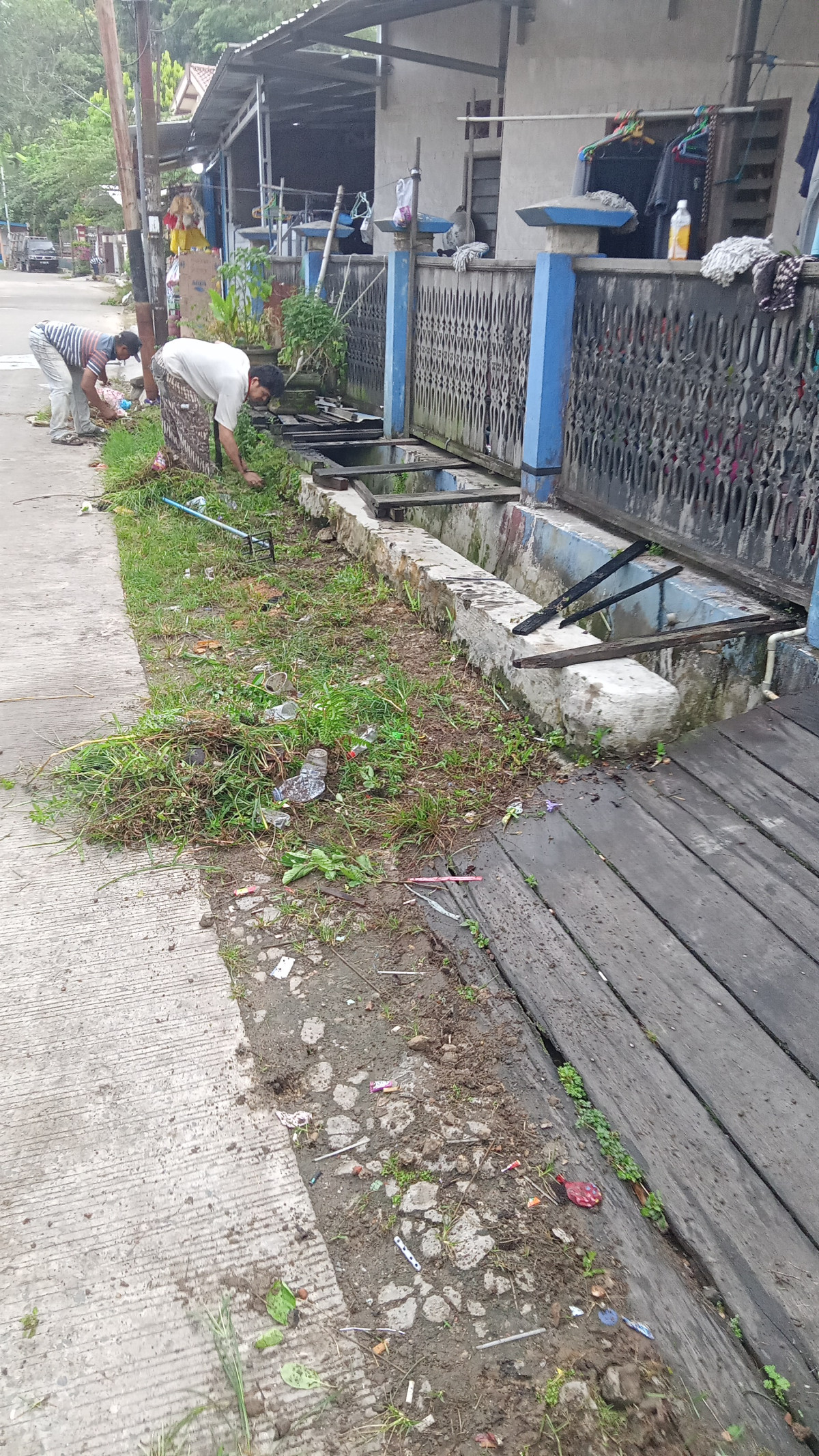 Bersih2 sampah dan rumput