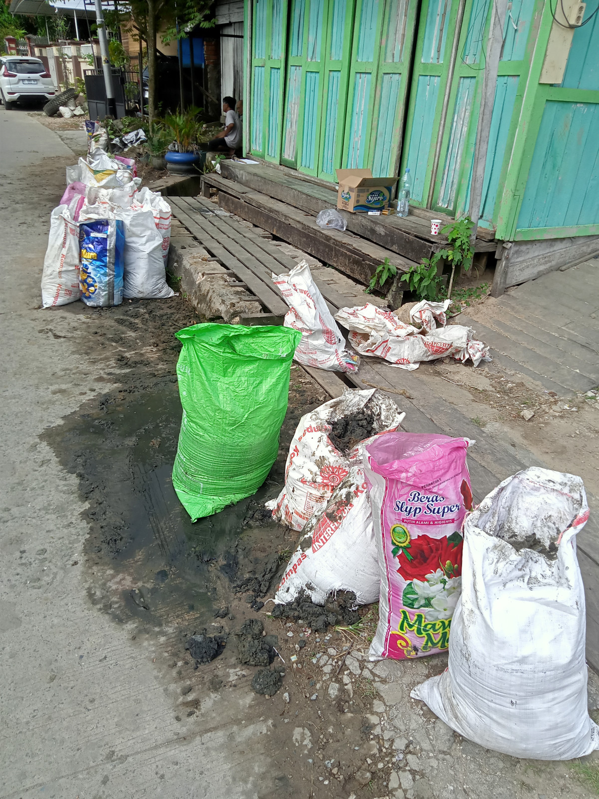 Membuang tanah bekas pembersihan drainase