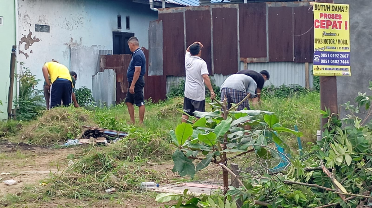 Potong rumput dan pohon