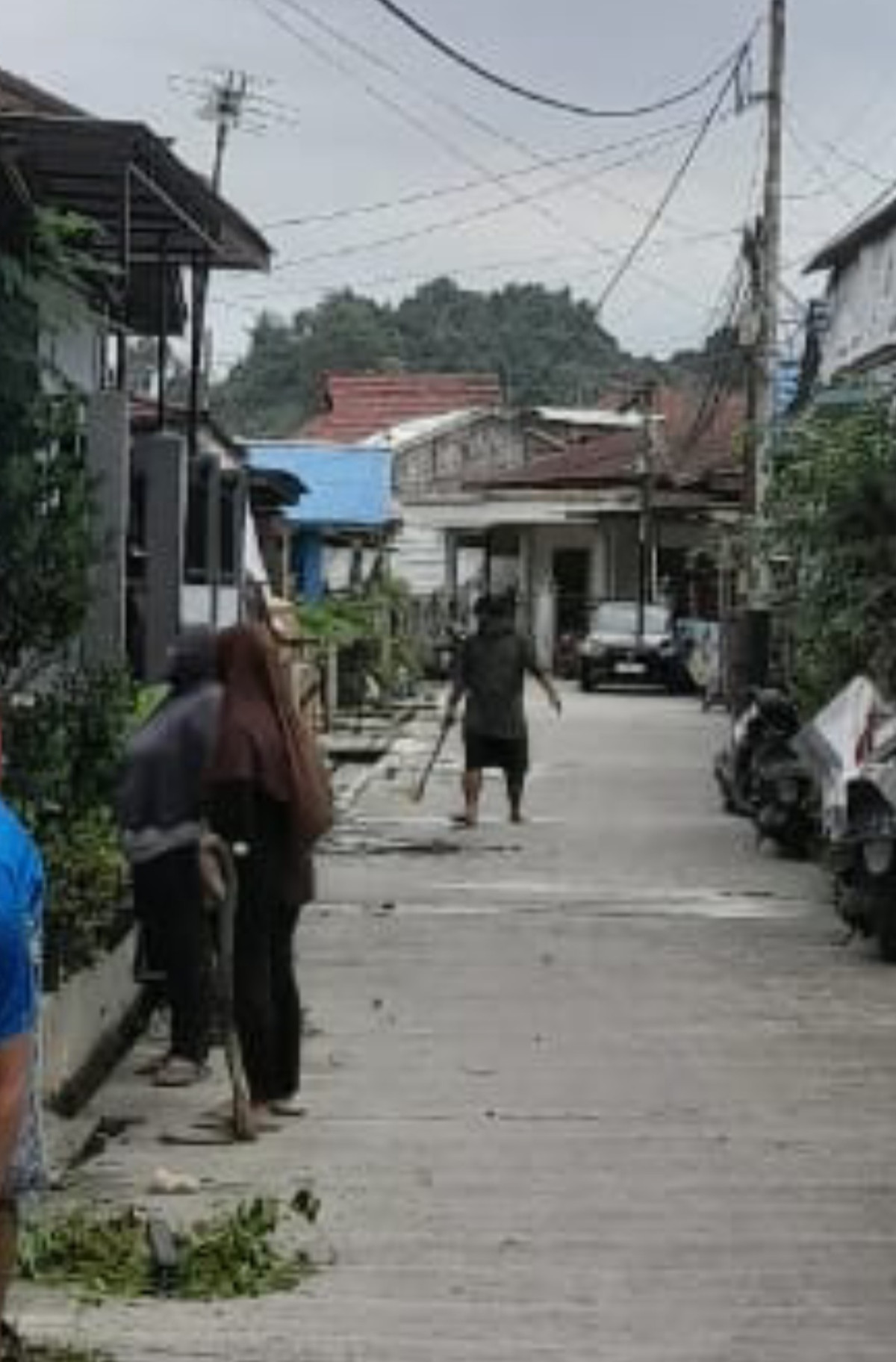 Gotong royong membersihkan got
