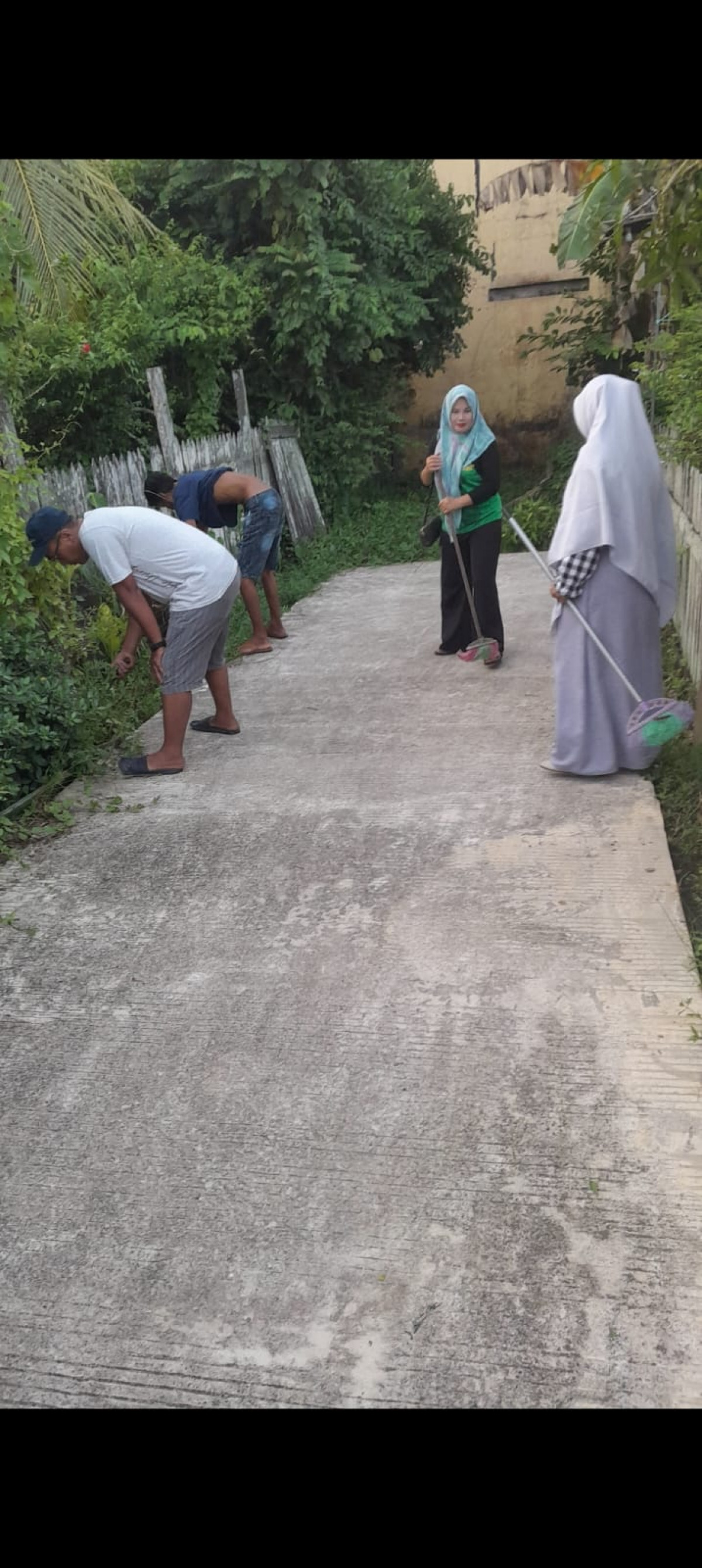 Gotong royong grenase paret