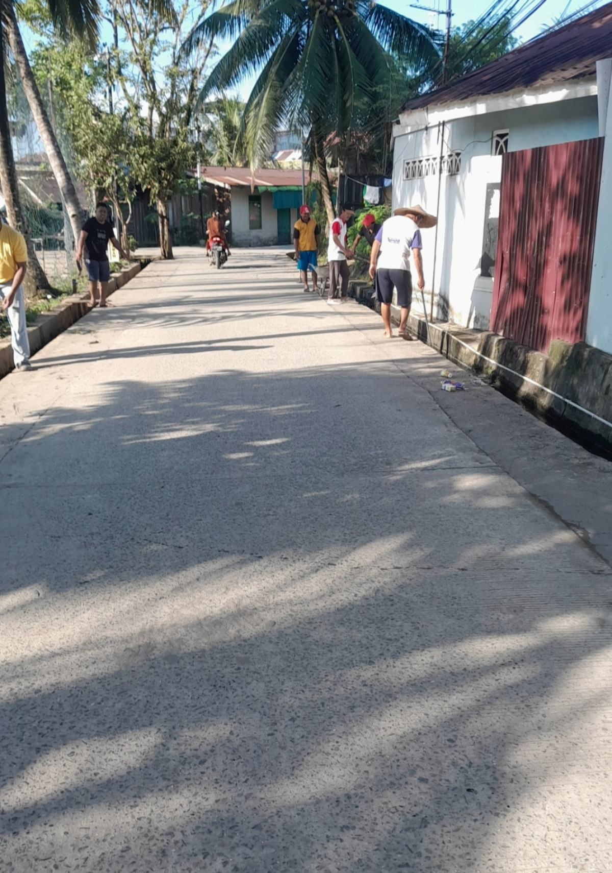 Gotong royong membersihkan paret