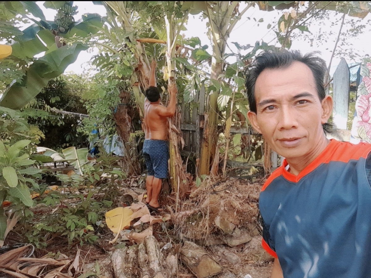 Gotong royong membersihkan rumput