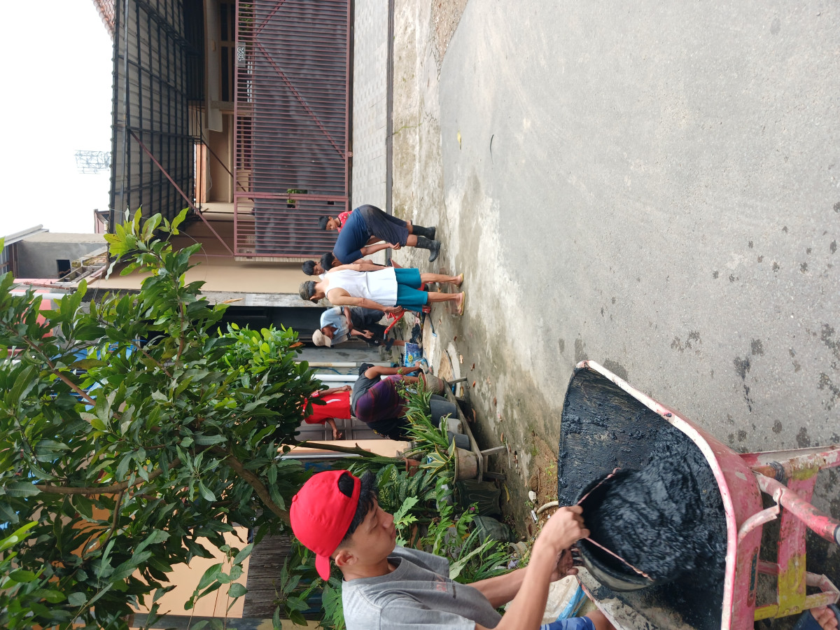 Gotong royong warga RT 43