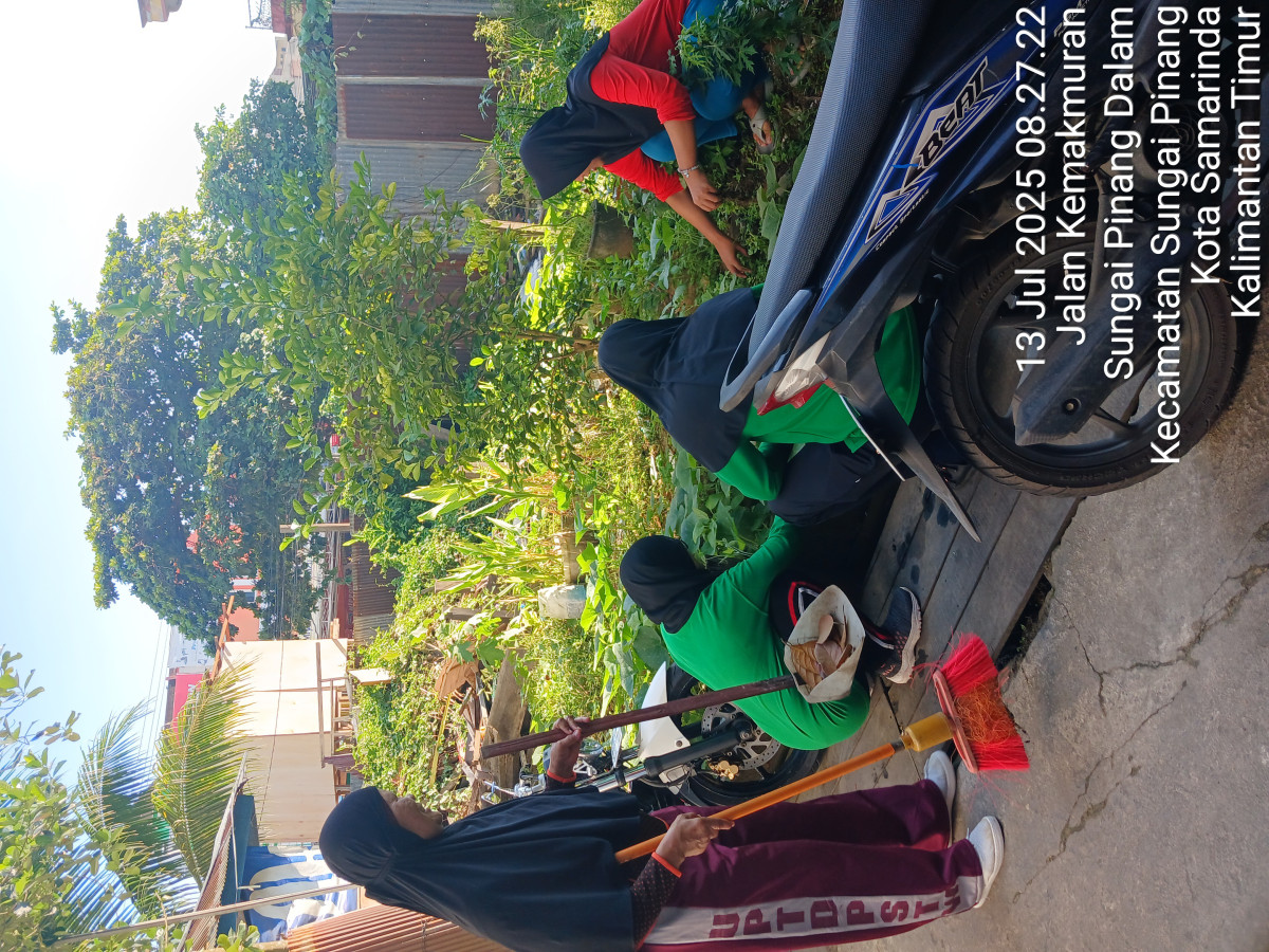 Kerjabakti membersihkan lingkungan rt 43