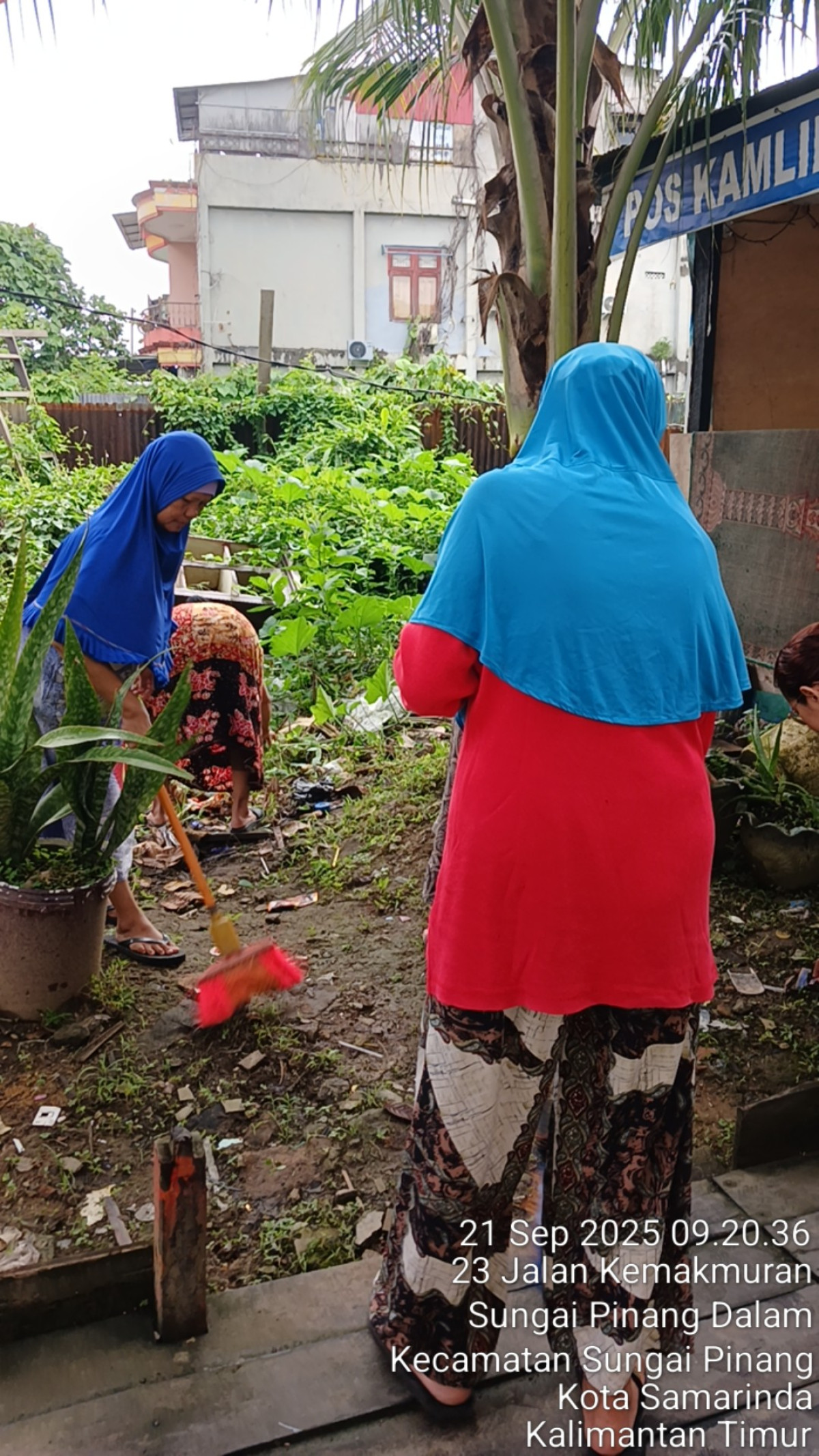 Kerjabakti membersihkan lingkungan