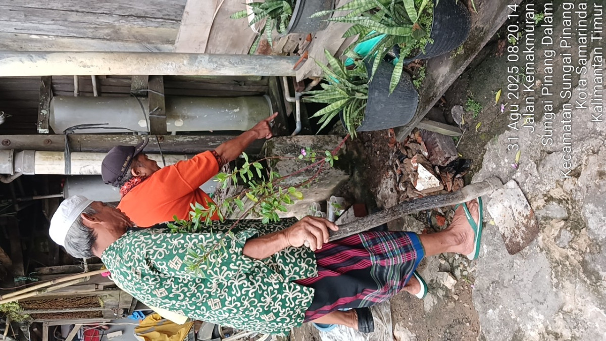 Kerjabakti memberishkan lingkungan rt 43