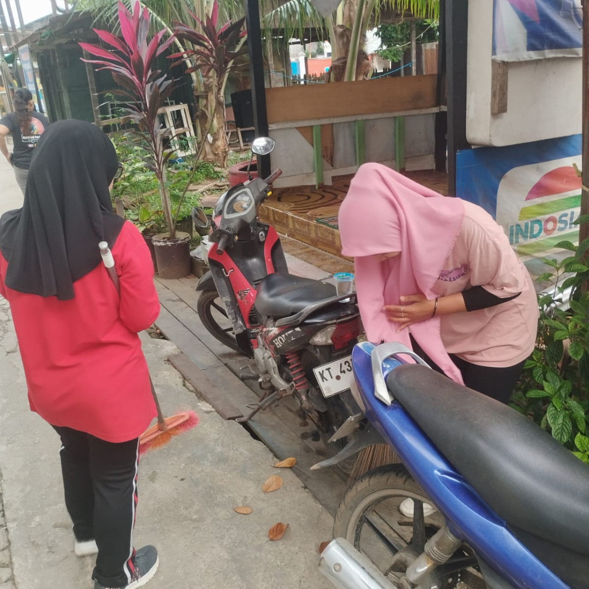 Membersihkan lingkungan tempat tinggal warga rt 43