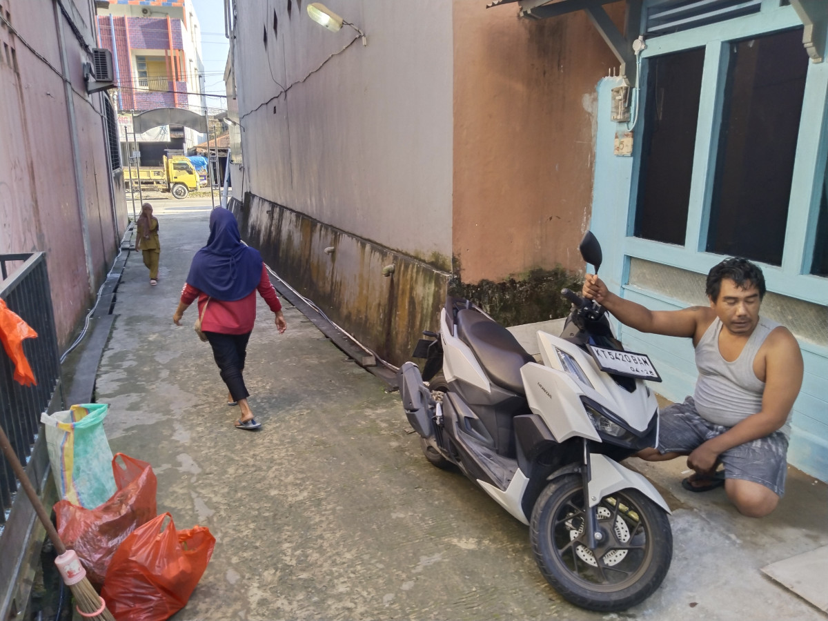 Bersihkan lingkungan wilayah RT 45