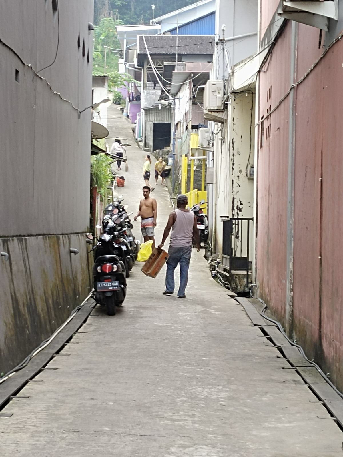 Bersih -  bersih lingkungan Gang